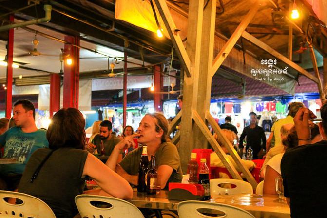 回到市区之后,来到吴哥夜市,点了一份海鲜炒饭,再来两听啤酒简直完美.