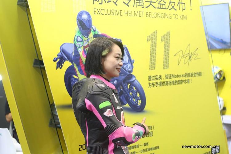 摩博展会女车手陈玲专属头盔发布