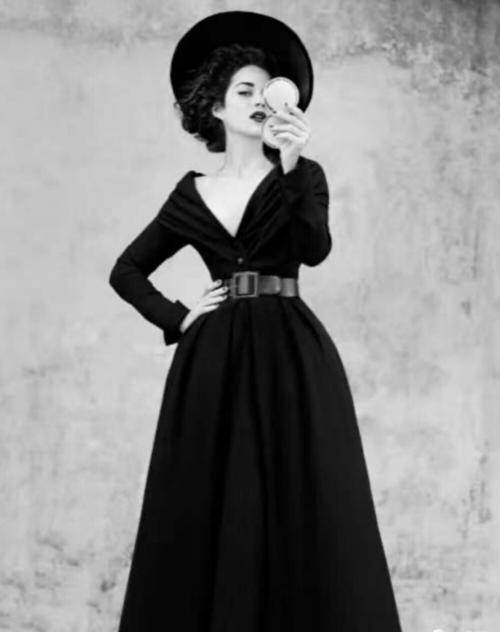 经典款的小黑裙是平凡生活中的一抹优雅微光.