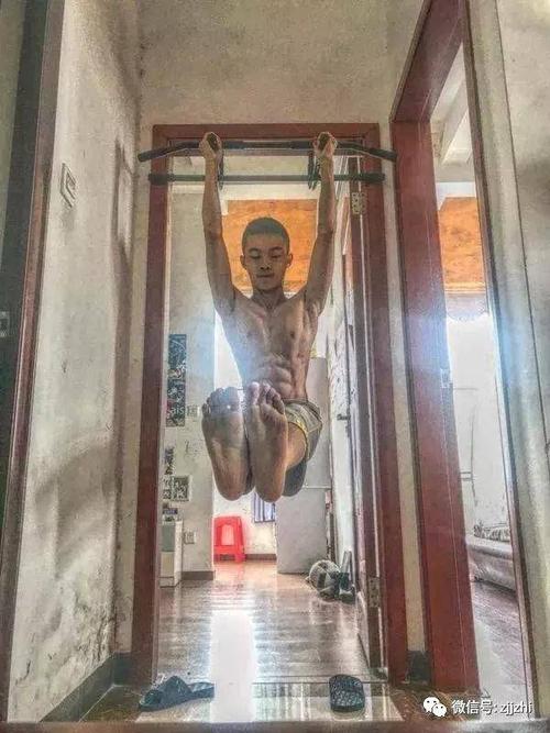 这个00后已经健身3年了,爱好跆拳道,13岁小孩展露6块腹肌!