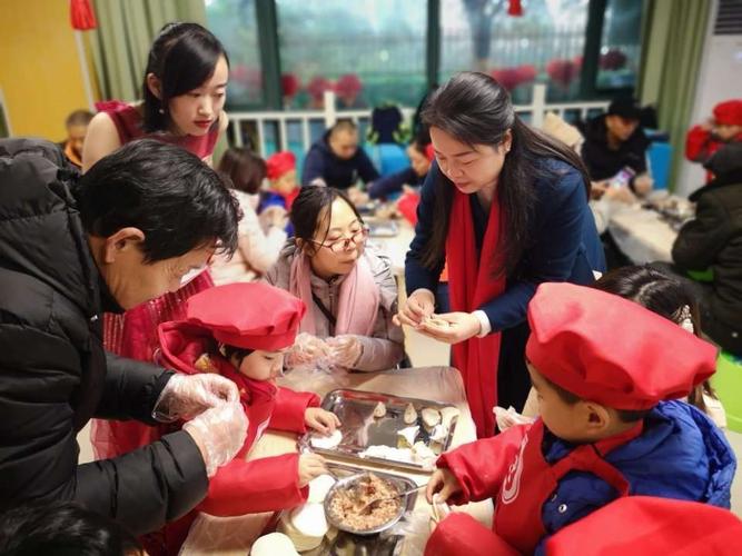 我们开始包饺子了.园长妈妈和小朋友们一起包着饺子.