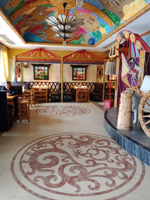 美食村里的环境优美,蒙古特色的装修.