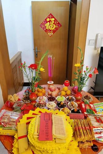 厦门家家户户都摆上 供品,金纸,点香祈福 @zoeyyyan 天公,即玉皇大帝