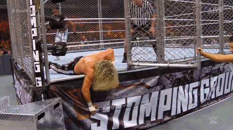 李科学勇夺wwe主秀首条金腰带,科菲为保冠军直接飞出了铁笼!