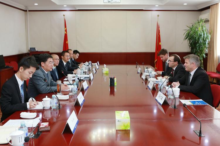 张军扩副主任会见挪威工党代表团