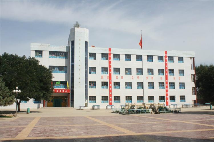 苍翠的校园东山与雄伟的清凉