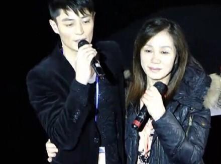 霍建华与妈妈同框颜值惊天 盘点明星美貌家人(图)