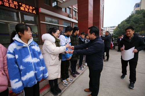 心随球动—记漯河市外语中学第五届"校长杯"足球联赛