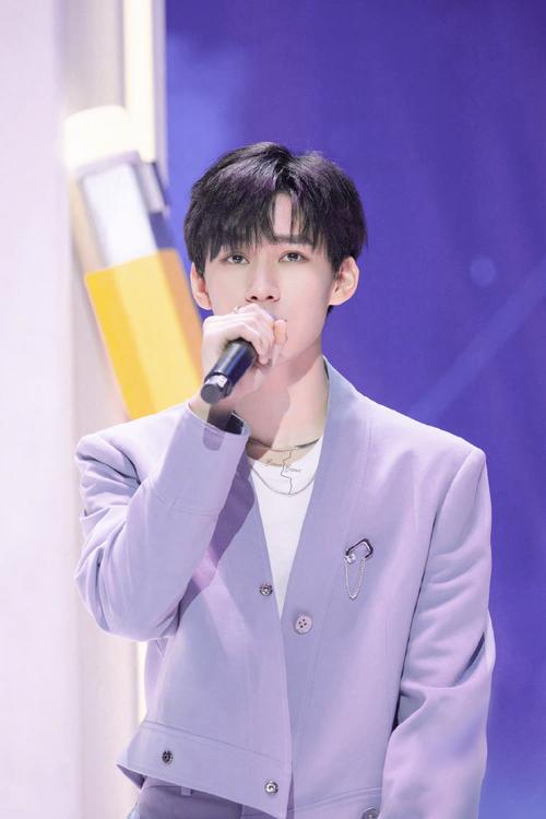 全能偶像张真源,燃爆全场吉他手,音域宽广音色魔王,舞蹈力.