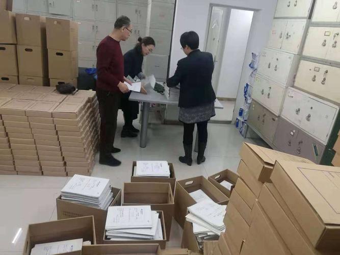 迎难而上,档案整理小组抓紧时间进行存量档案核对工作