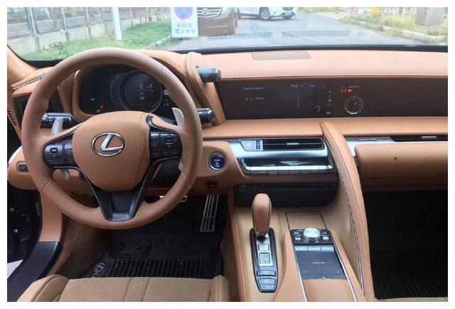 全新的19款雷克萨斯lc500h的内饰用料相当考究,走的是兼具运动和豪华