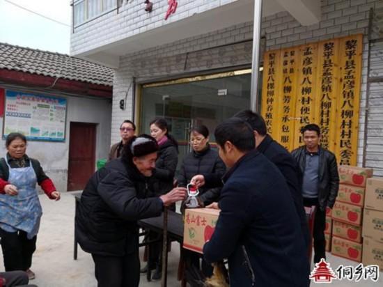 黎平视窗 时政要闻    "这个同志我认识,她是帮扶我们村的第一书记曾