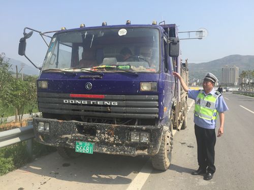 浙江乐清农机交警部门联合查处假证套牌拖拉机