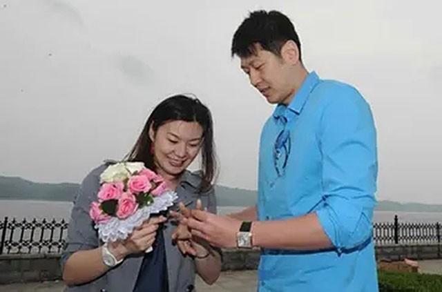 女篮王凡葬礼上莫科一夜白头再婚娶亚洲蝶后一同赡养前岳父母