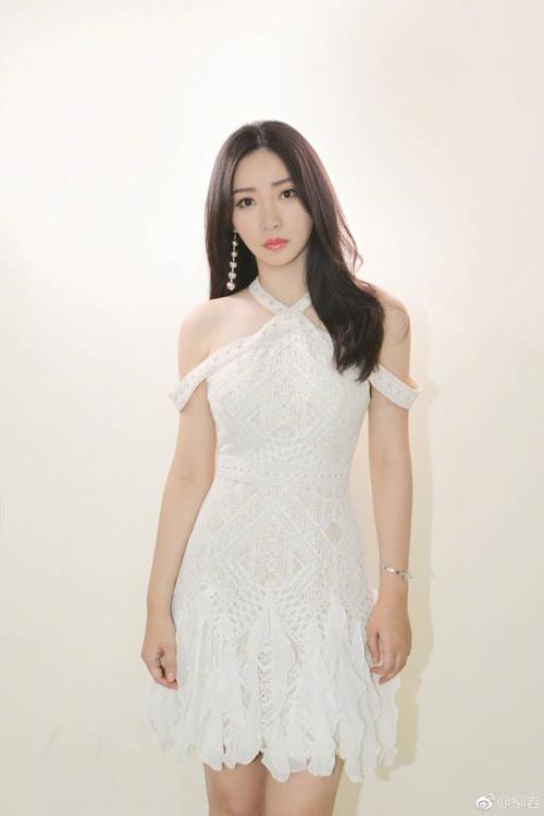 火辣女神柳岩秀身材 一席蕾丝白裙大露香肩