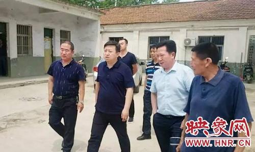 确山县委书记路耕深入朗陵街道洪村铺社区进行督导