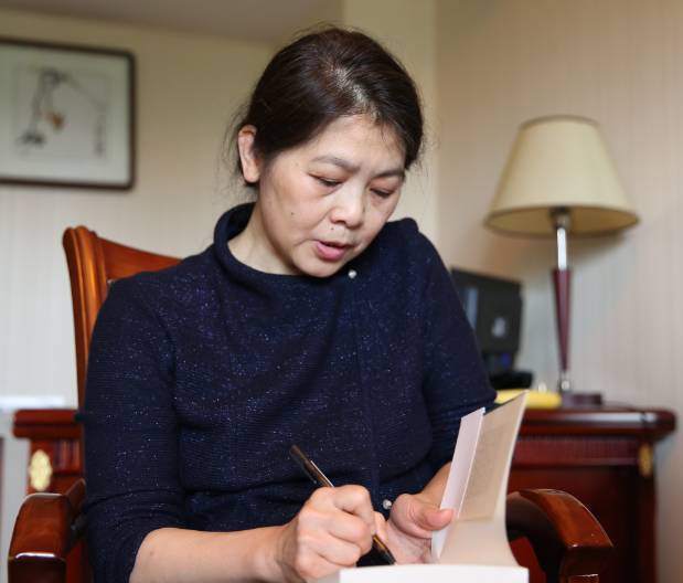 经济之声滚动   迟子建:"东北作家,尤其是黑龙江作家,他们是根比较深