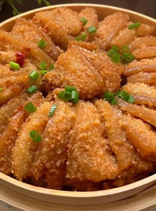 知道粉蒸肉怎么做才好吃吗,今天给大家分享一下做法:首先把肉切成