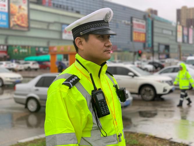 乘风交警雨中执勤 坚守岗位力保畅通