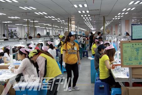 富士康的生产车间内,一名"线长"正在巡视流水线