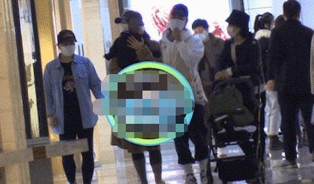 白百何与导演张思麟深夜吃日料餐后一同乘车返家