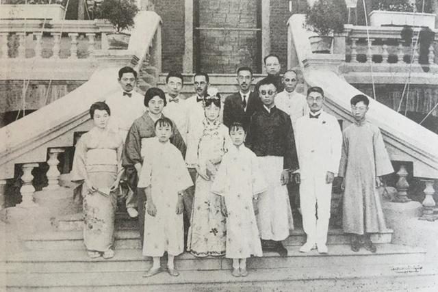 左一),三妹韫颖(后排左二),四妹韫娴(前排右一),五妹韫馨(前排左一)