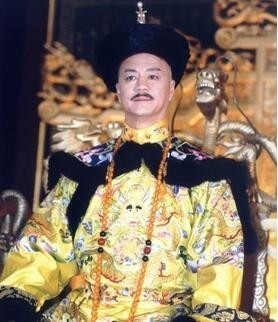 《还珠格格第三部》皇帝由:狄龙饰演 角色简介:狄龙饰演的乾隆皇帝