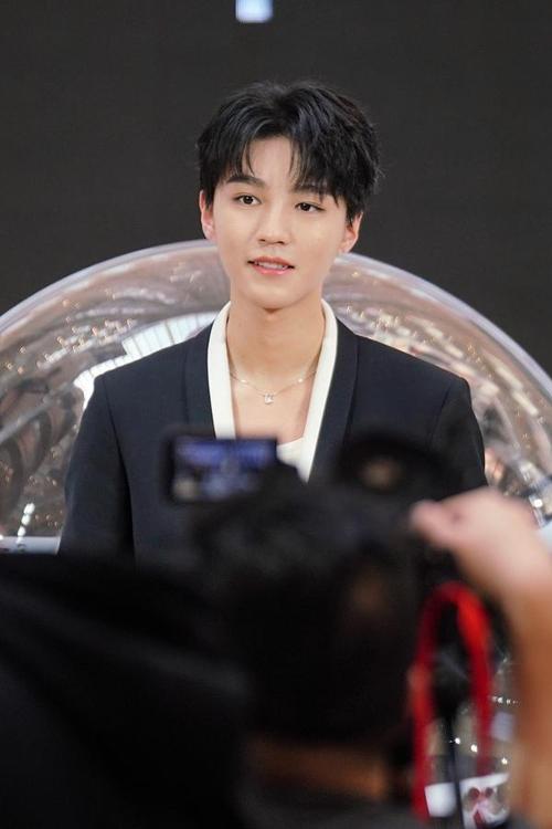 王俊凯身穿黑色西装俊朗现身