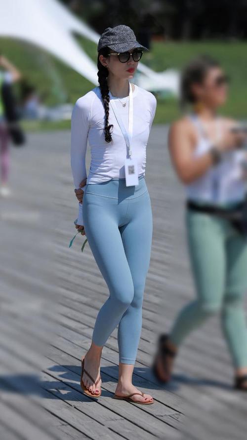 夏天最烦的事情就是怕手臂晒黑,浅色长袖上衣搭配,完美解决烦恼