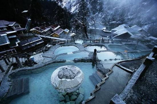 温泉特色:海螺沟位于四川甘孜藏族自治州东南部,贡嘎雪峰脚下.