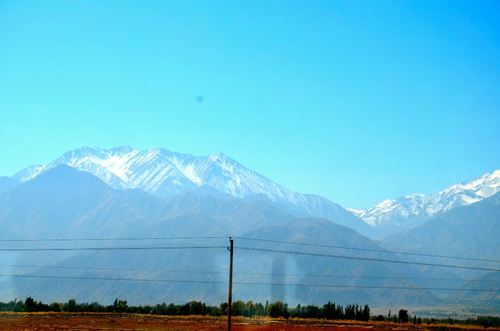 在往兰州火车上远眺蓝天下的雪山