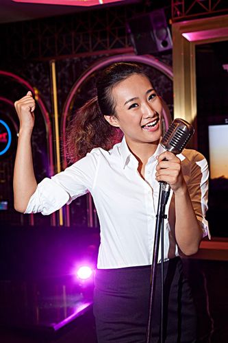 年轻女人在ktv唱歌
