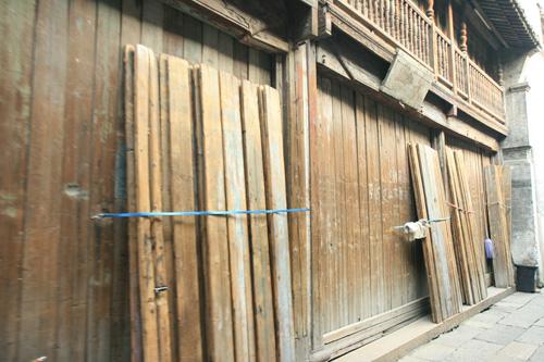 老式的店铺门板