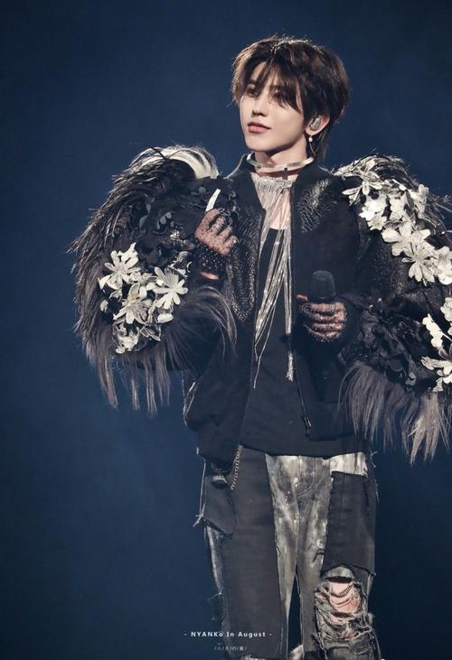 把蔡徐坤小时候的照片和现在的照片进行对比之后,你觉得蔡徐坤的颜值