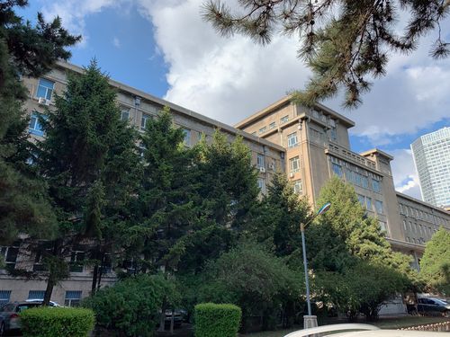 吉林大学的前卫北校区 写美篇 原来的理化楼,东侧为化学系,西侧为物理