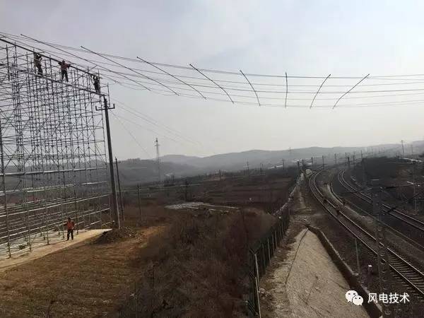 "大唐海阳项目送出线路跨越架防护网封网施工完成"等建设信息