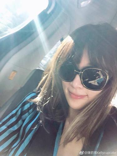 林志颖娇妻晒照大秀美腿,网友却被她背的名贵古董包吸引