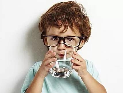 喂宝宝喝水,总被用舌头宝宝吐出来?你一定是这几点没