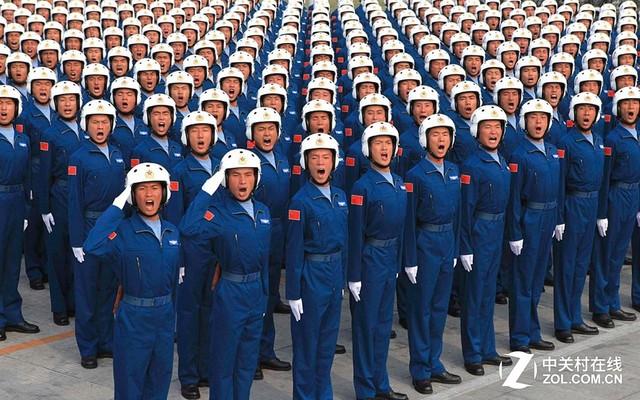 看震撼大阅兵试试用高清家用投影机