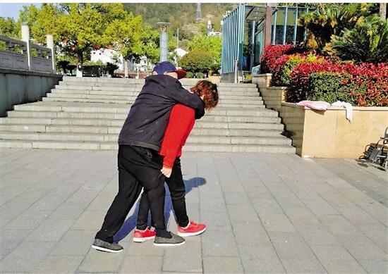 她背着他,走出"爱的神同步"