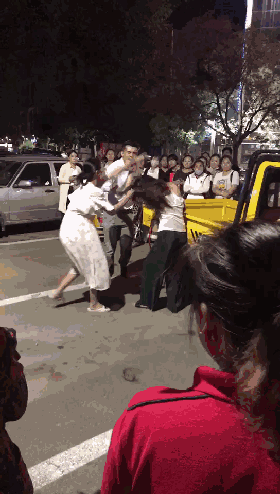 山东街头惊现疑似原配怒撕小三,场面相当激烈