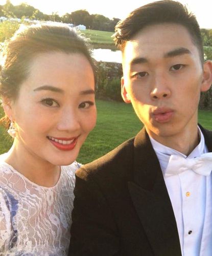 51岁林依轮和妻子同框,妻子搭配浅绿长裙优雅风韵,超模气质不减