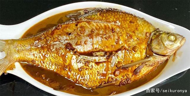 开始烹饪:把鱼身上的盐水过滤出去,起锅烧油,油烧热放入鳊鱼,煎至
