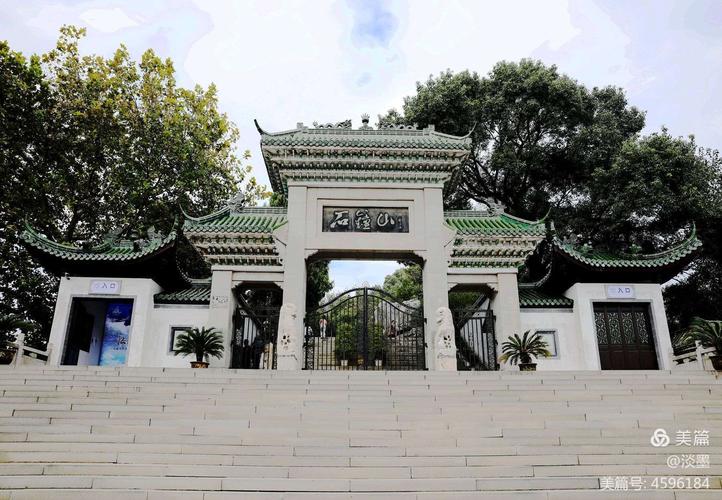 石钟山,素有"中国千古奇音第一山"之称,位于江西省九江市湖口县城区