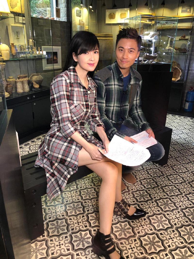 周慧敏穿出了60后想要的优雅感黑色抹胸裙优雅高贵风情万种