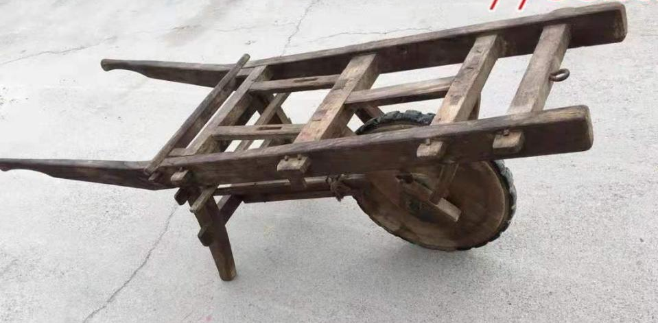 小推车 土车,比独轮车的轮子要大些,轮子上有木制轴条,上面安装带两根