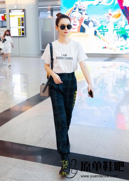 「原单鞋」戚薇机场街拍十足减龄 造型中再现ash eclipse老爹鞋身影