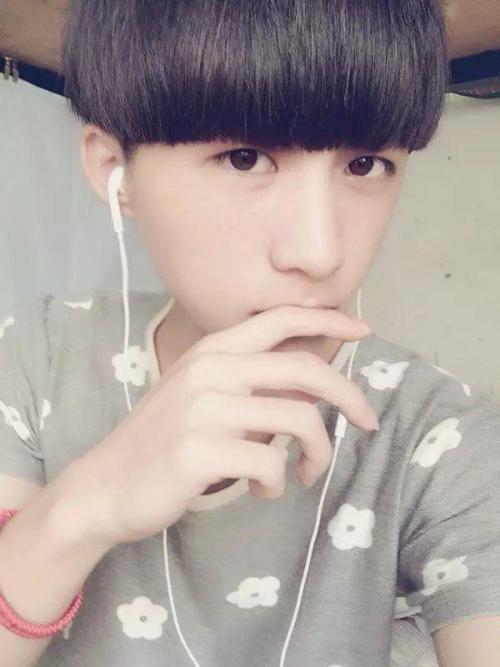 给我几张14岁男孩照片 要同一个人