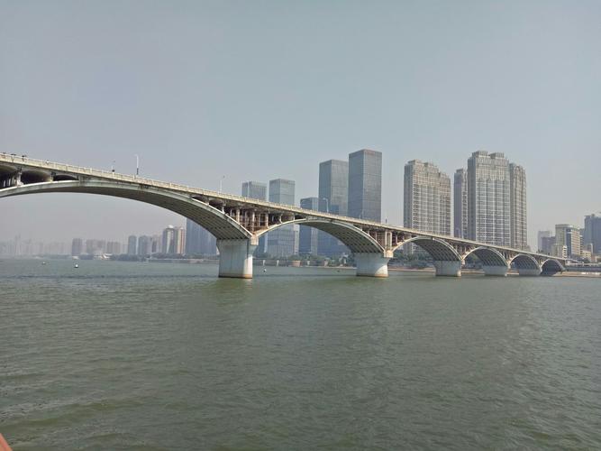 橘子洲大桥原名长沙湘江大桥,是湖南省长沙市境内连接岳麓区和芙蓉区