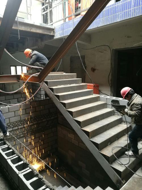 刘朝强班组二号南面楼梯踏步焊接2人.